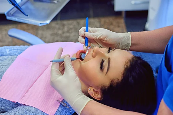 Zahnarzt macht zahnärztliche Eingriffe — Stockfoto