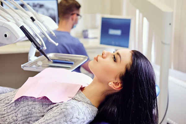 Nő egy fogorvosi székre Sztomatológia szobában — Stock Fotó