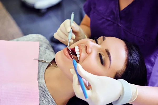 Zahnarzt untersucht Patientin — Stockfoto