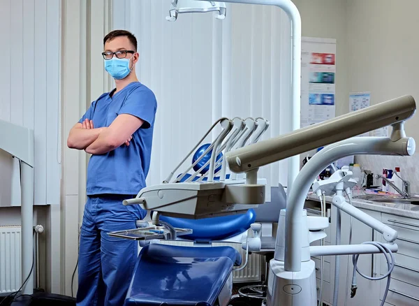 Mężczyzna dentysta w pokoju z sprzętu medycznego — Zdjęcie stockowe