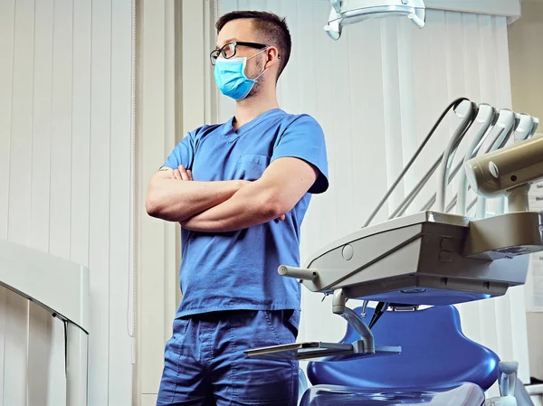 Dentista en una habitación con equipo médico —  Fotos de Stock