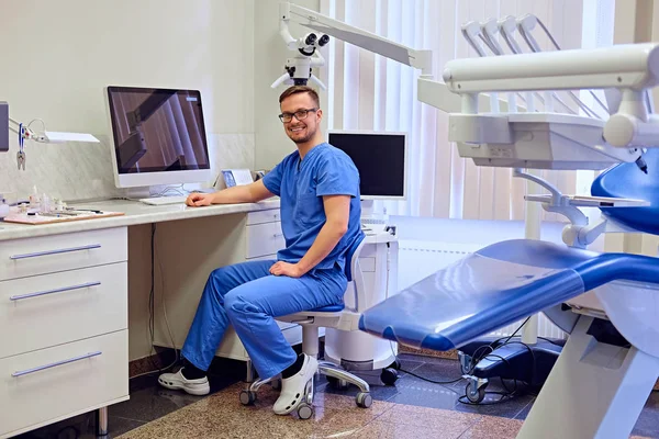 Odontólogo masculino mirando los dientes de rayos X —  Fotos de Stock