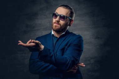 Şık sakallı erkek güneş gözlüğü