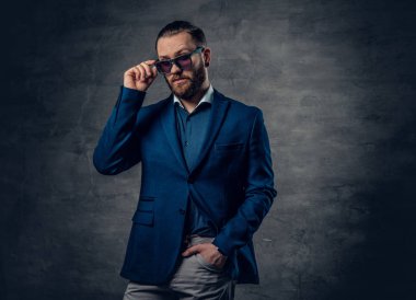 Şık sakallı erkek güneş gözlüğü