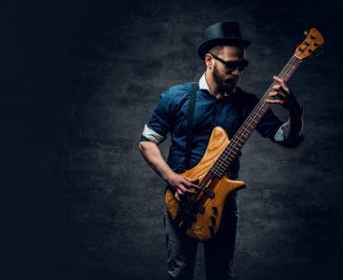 Hipster bas gitarist