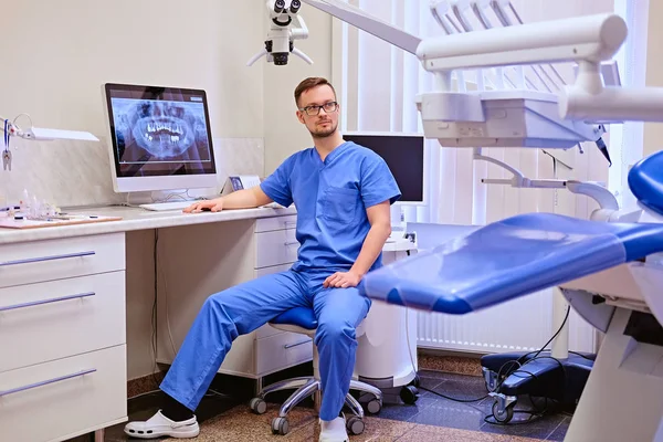 Odontólogo masculino mirando los dientes de rayos X —  Fotos de Stock