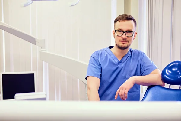 Dentista masculino em uma sala com equipamentos médicos — Fotografia de Stock