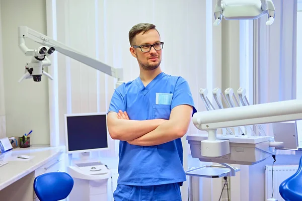 Jóképű férfi fogorvos egy szobában — Stock Fotó