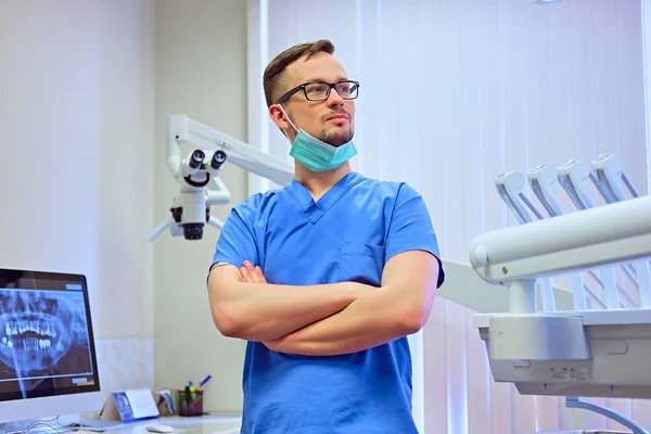 Bonito dentista masculino em um quarto — Fotografia de Stock