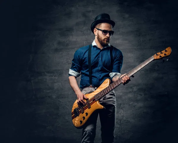 Silindir şapka ve güneş gözlüğü bas gitarist — Stok fotoğraf
