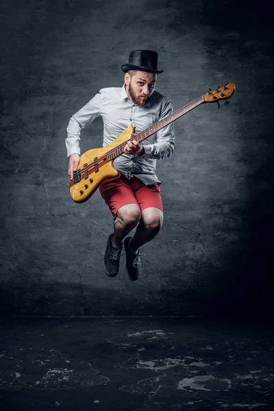 Grappige bassist in een cilinder hoed — Stockfoto