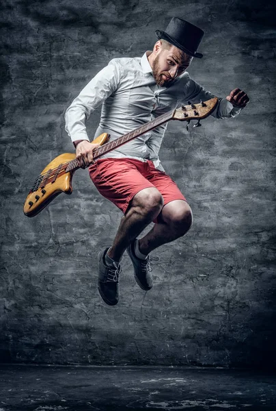 Lustiger Bassist mit Zylinderhut — Stockfoto