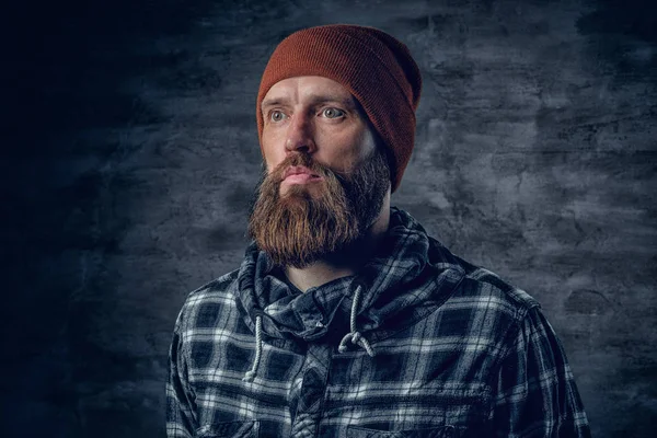 Бородатый мужчина в шляпе и флисовой рубашке — стоковое фото