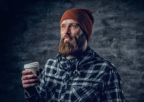 Człowiek posiada papierowy kubek kawy — Zdjęcie stockowe