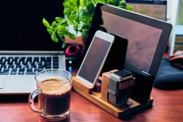 Juego de comunicación con reloj inteligente, tableta — Foto de Stock