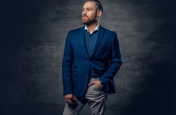 Bir takım elbise giymiş şık sakallı adam — Stok fotoğraf
