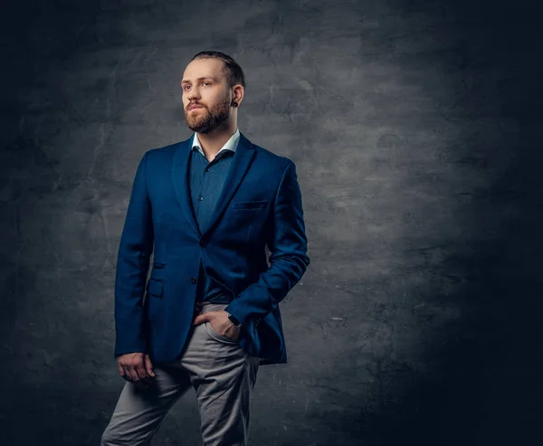 Elegante hombre barbudo vestido con traje —  Fotos de Stock