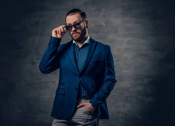 Elegante hombre barbudo en gafas de sol — Foto de Stock