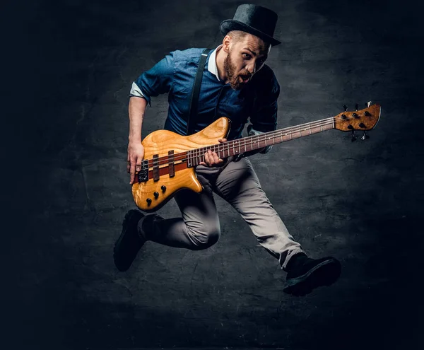Komik bas gitarist olarak bir atlama — Stok fotoğraf
