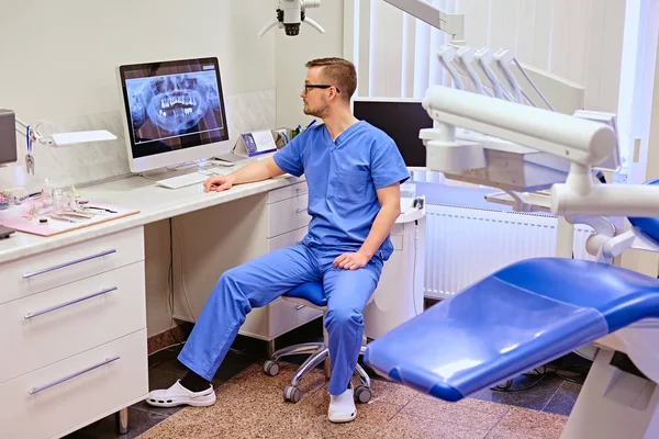 Zahnarzt betrachtet Zähne im Röntgenbild — Stockfoto