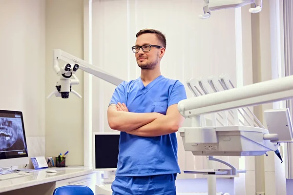 医療機器の部屋に男性歯科医 — ストック写真