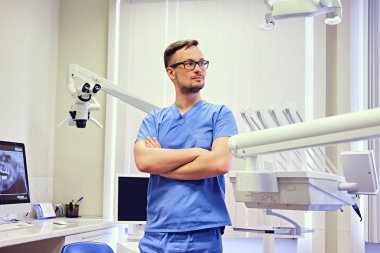 Yakışıklı erkek diş hekimi bir oda