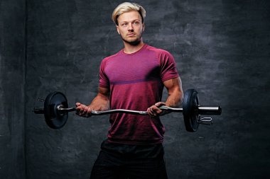 Pazı egzersiz yapan atletik sarışın erkek 