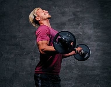 Pazı egzersiz yapan erkek çığlık