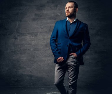 Mavi bir ceket giymiş adam.