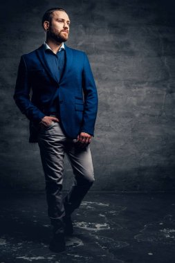 Mavi bir ceket giymiş adam.