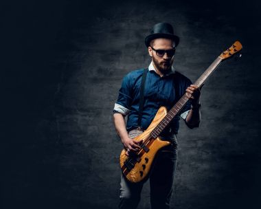 Hipster bas gitarist