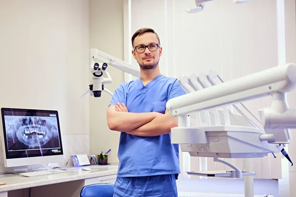 Knappe mannelijke tandarts in een kamer — Stockfoto