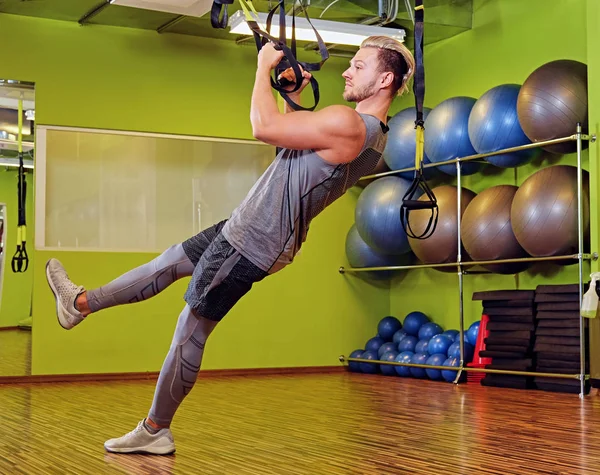 Uomo atletico in palestra club — Foto Stock