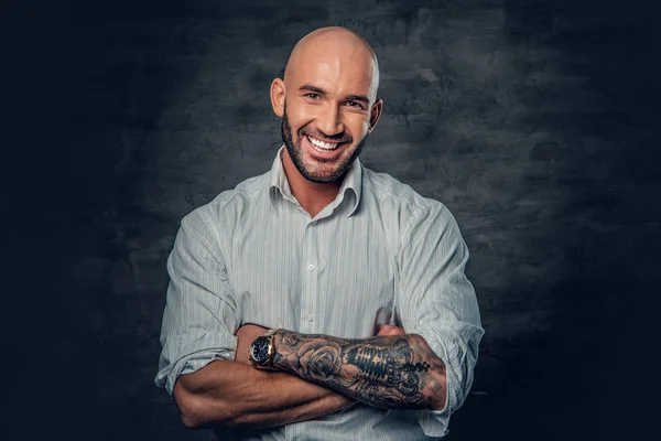 Homem de camisa branca com braços cruzados tatuados . — Fotografia de Stock