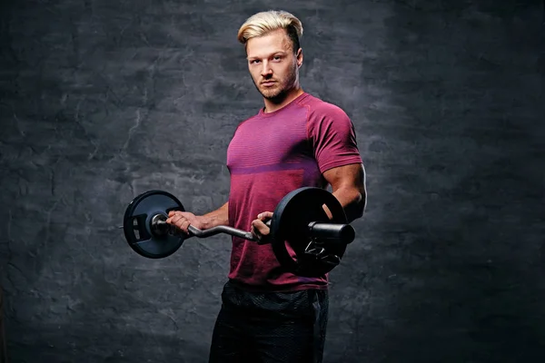 Athletic blond man doing a biceps workout — Stock Photo, Image