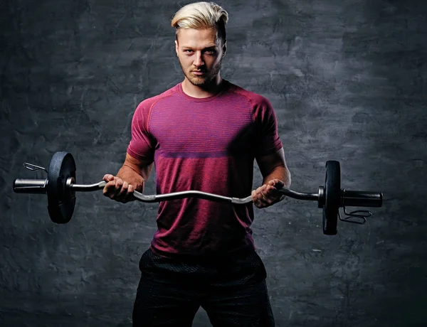 Athletic blond człowiek robi treningu bicepsów — Zdjęcie stockowe