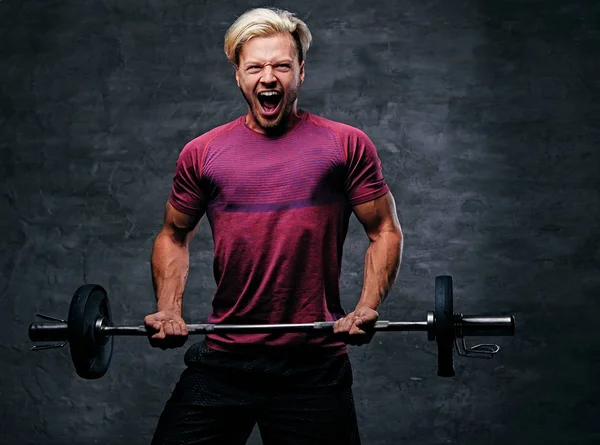 Krzyczący człowiek robi treningu bicepsów — Zdjęcie stockowe