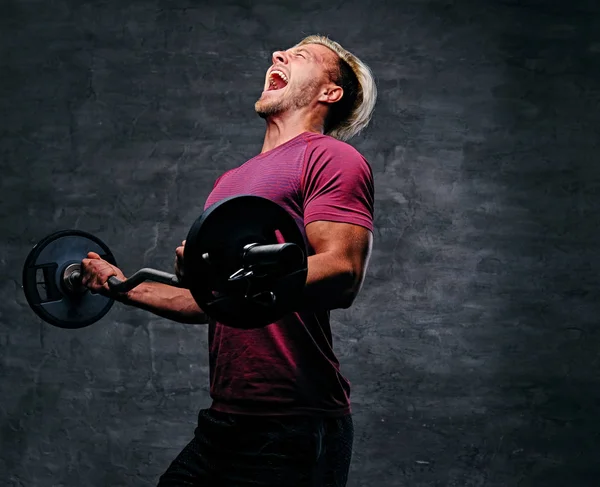 Křičící muž dělá biceps cvičení — Stock fotografie