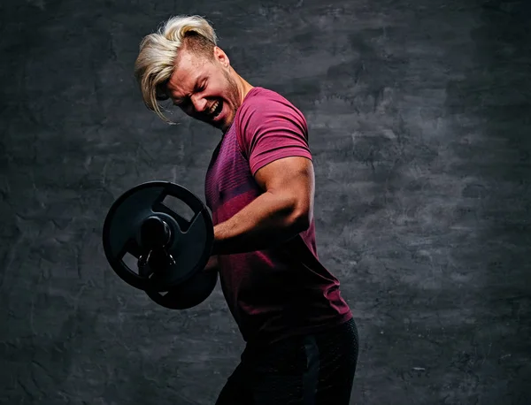 Krzyczący człowiek robi treningu bicepsów — Zdjęcie stockowe