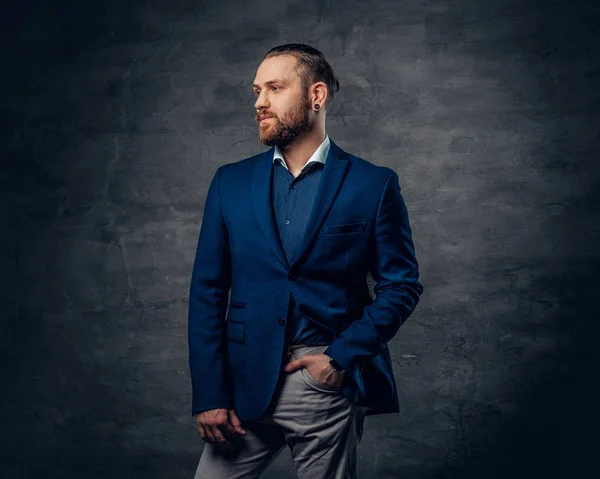 Homem vestido com um casaco azul . — Fotografia de Stock