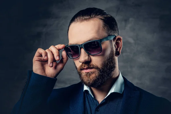 Hombre barbudo en gafas de sol — Foto de Stock