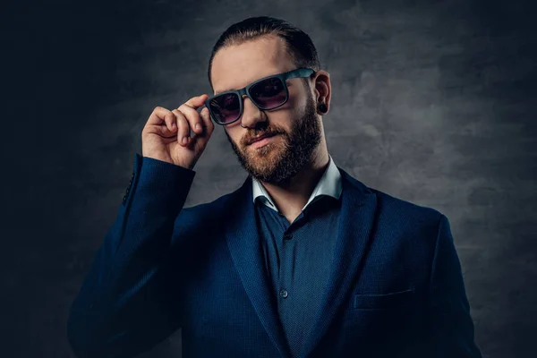 Бородатий чоловік в сонцезахисних окулярах — стокове фото
