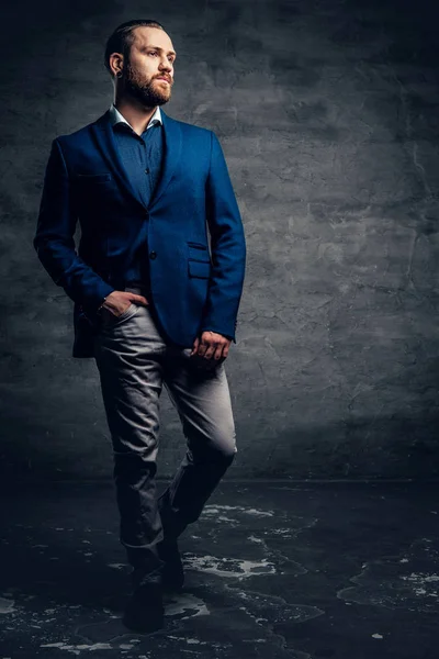 Uomo vestito con una giacca blu . — Foto Stock