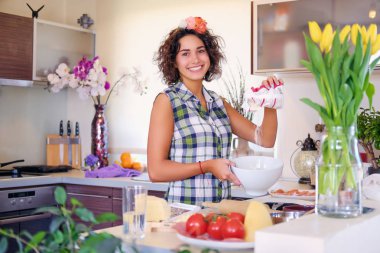 Esmer kadın hamur yapar 