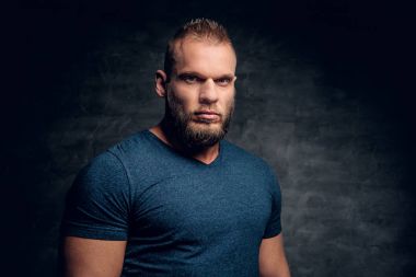 Acımasız kaslı adam