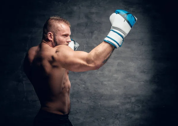 Boxeador barbudo en acción —  Fotos de Stock