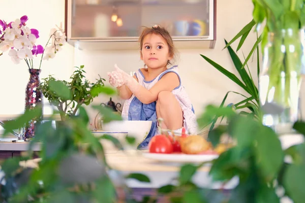 Kislány ül próbál főzni — Stock Fotó