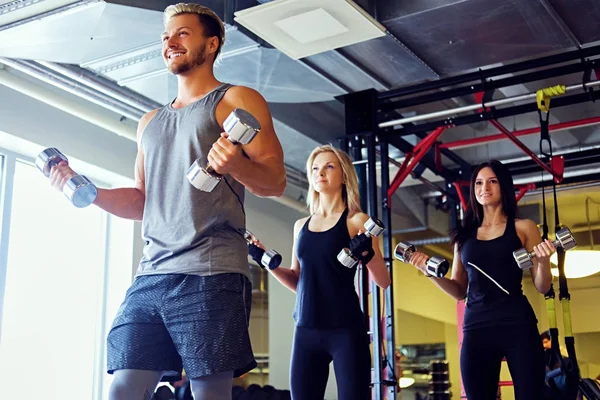 Männer und Frauen beim Workout mit Kurzhanteln — Stockfoto