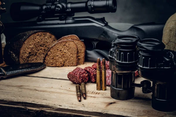 Ретро-охотничьи боеприпасы из винтовки и бинокля . — стоковое фото