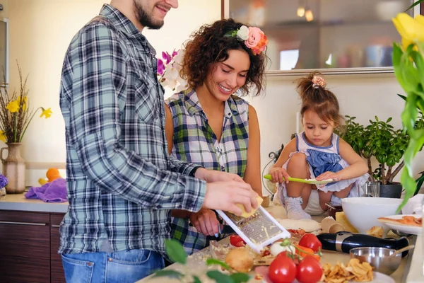 Familia feliz cocina comida —  Fotos de Stock